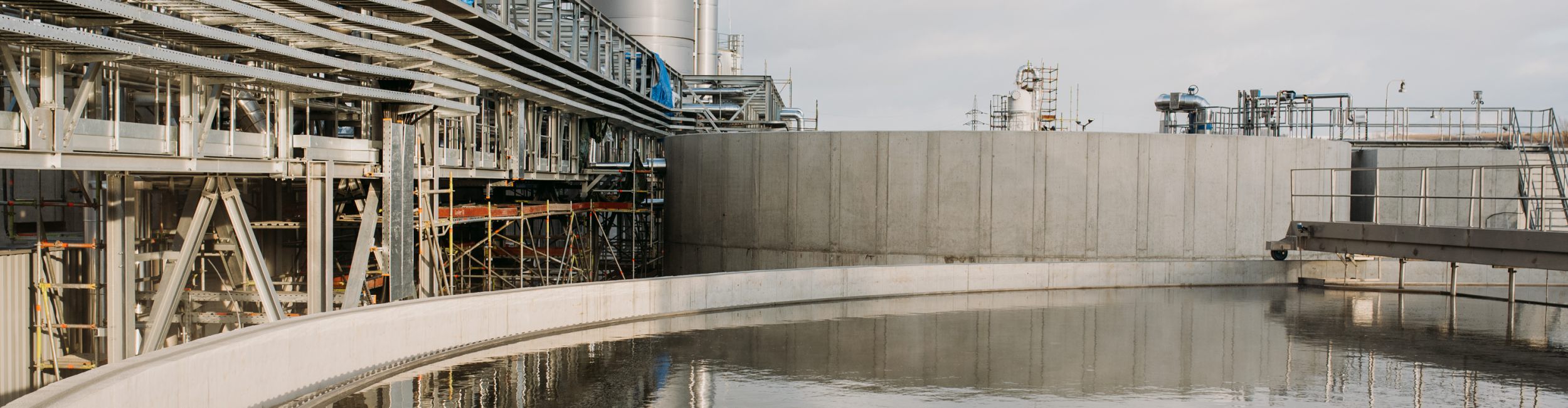 Zwei Ingenieure in einer Anlage zur Wasseraufbereitung